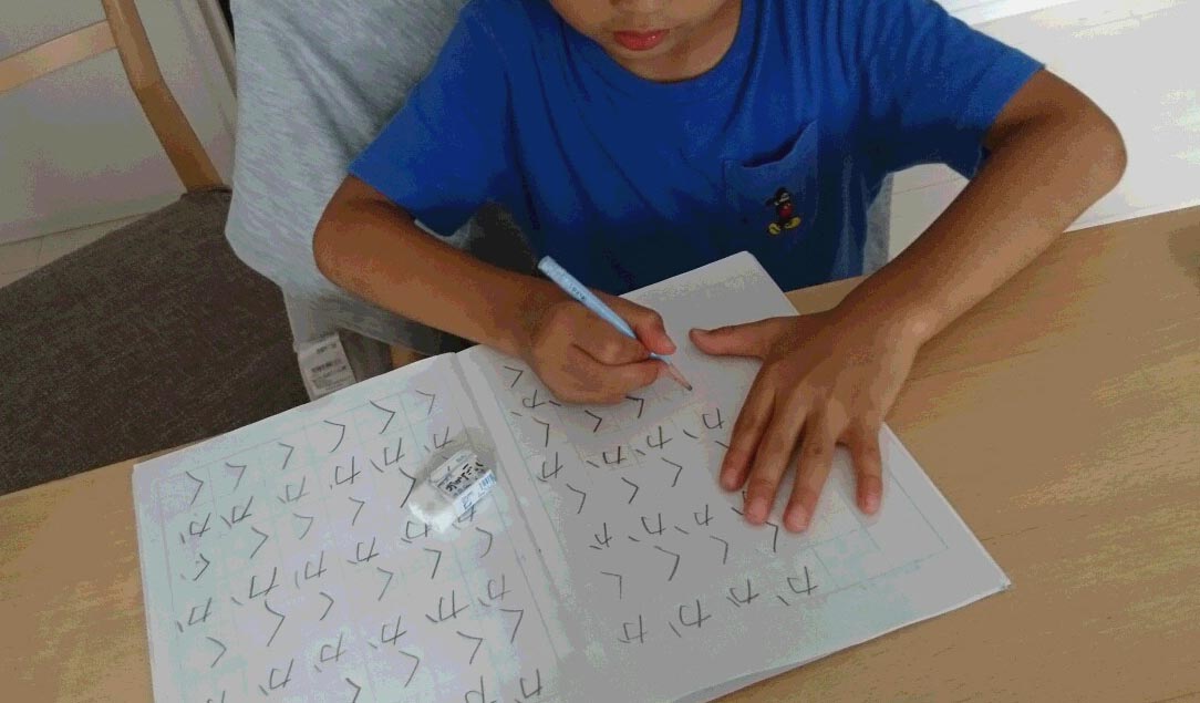 勉強している子ども